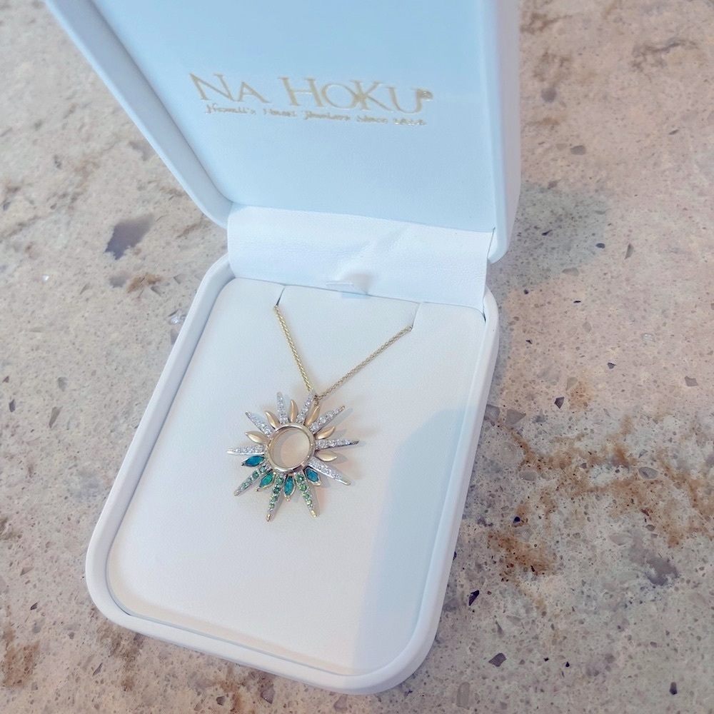 Na Hoku 14KY Gold Green Flash Pendant! ☀️ 🌴 🌊 
Brand New boxes and cards!